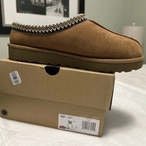 WOMEN'S UGG TASMAN CHESTNUT SHOE. SIZE 10